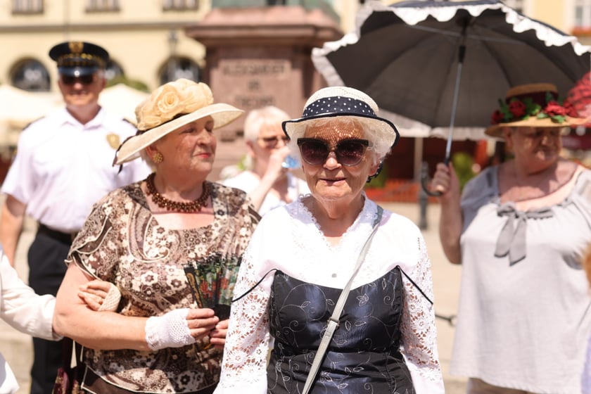 Wrocławscy seniorzy pod pomnikiem Fredry