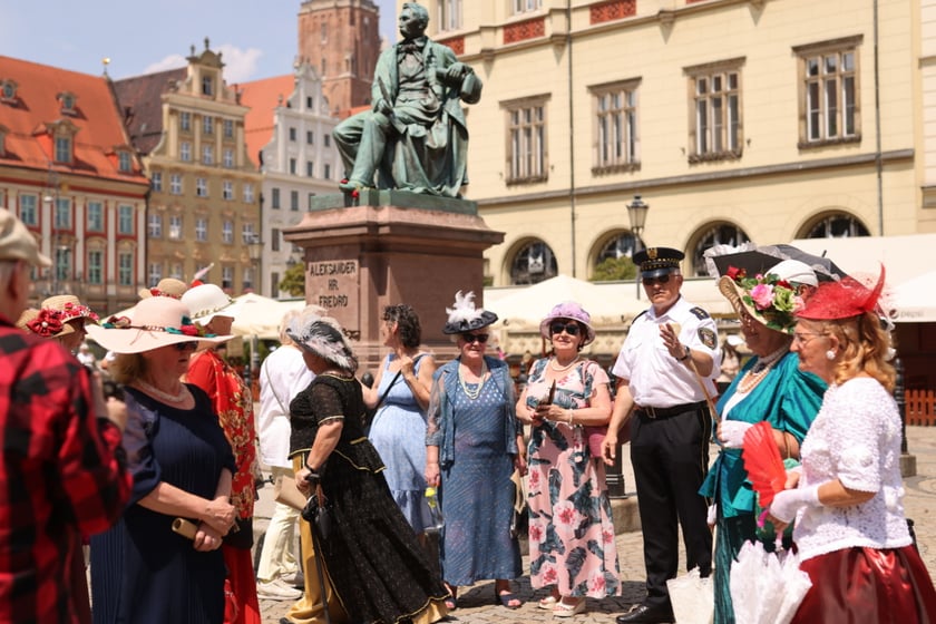 Wrocławscy seniorzy pod pomnikiem Fredry
