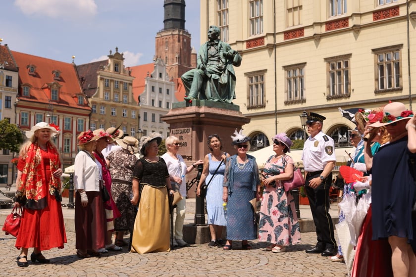 Wrocławscy seniorzy pod pomnikiem Fredry