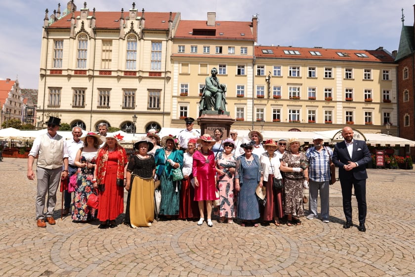 Wrocławscy seniorzy pod pomnikiem Fredry