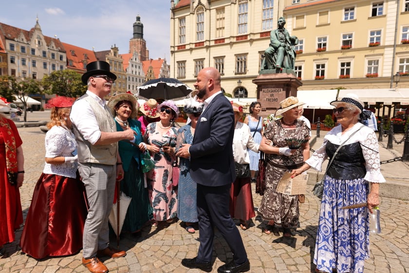 Wrocławscy seniorzy pod pomnikiem Fredry