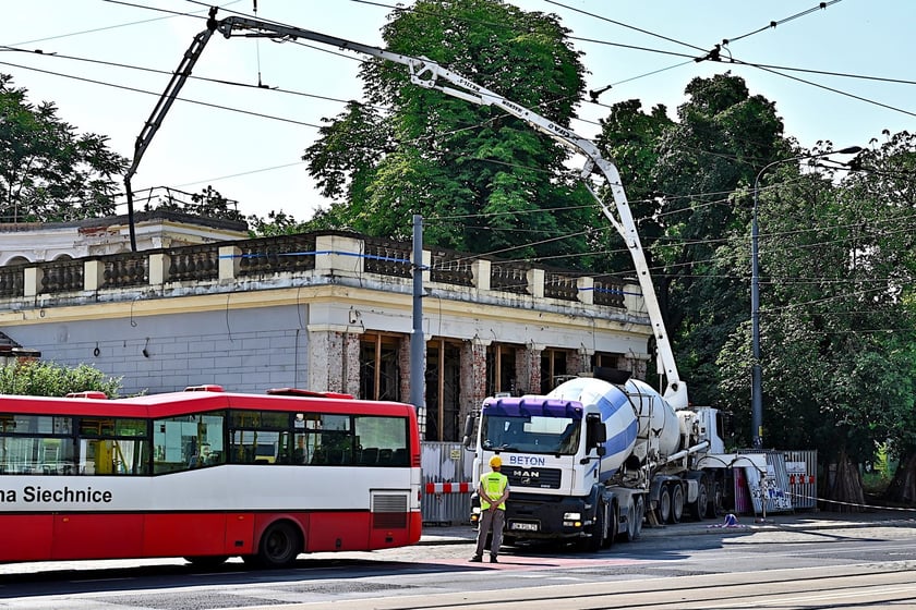Na odtworzenie stropu pawilonu perystylowego zużyto 70 m3 betonu. Żelbetowa konstrukcja ważąca około 200 ton jest unikatowa z inżynieryjnego punktu widzenia.