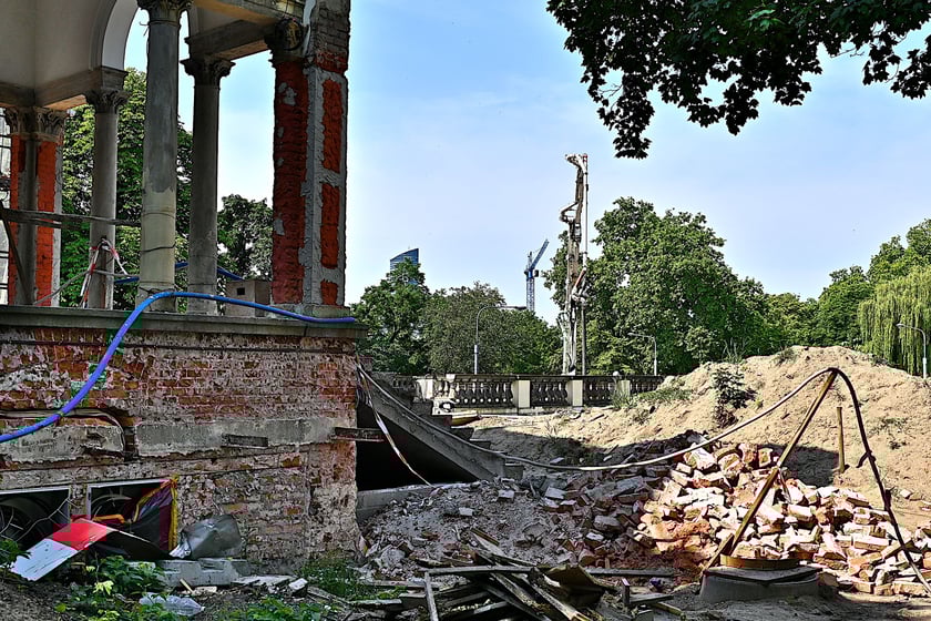 Na odtworzenie stropu pawilonu perystylowego zużyto 70 m3 betonu. Żelbetowa konstrukcja ważąca około 200 ton jest unikatowa z inżynieryjnego punktu widzenia.