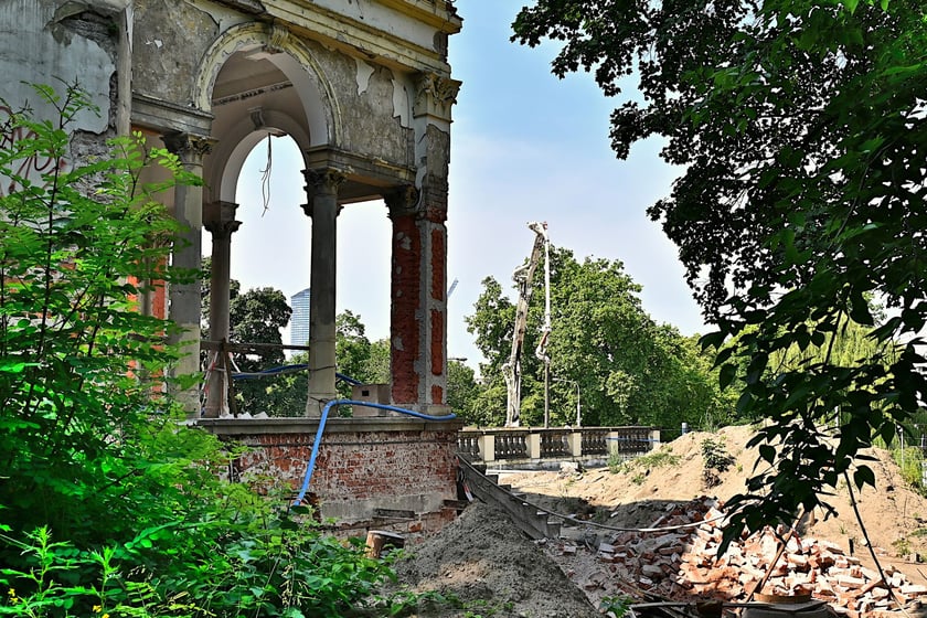 Na odtworzenie stropu pawilonu perystylowego zużyto 70 m3 betonu. Żelbetowa konstrukcja ważąca około 200 ton jest unikatowa z inżynieryjnego punktu widzenia.