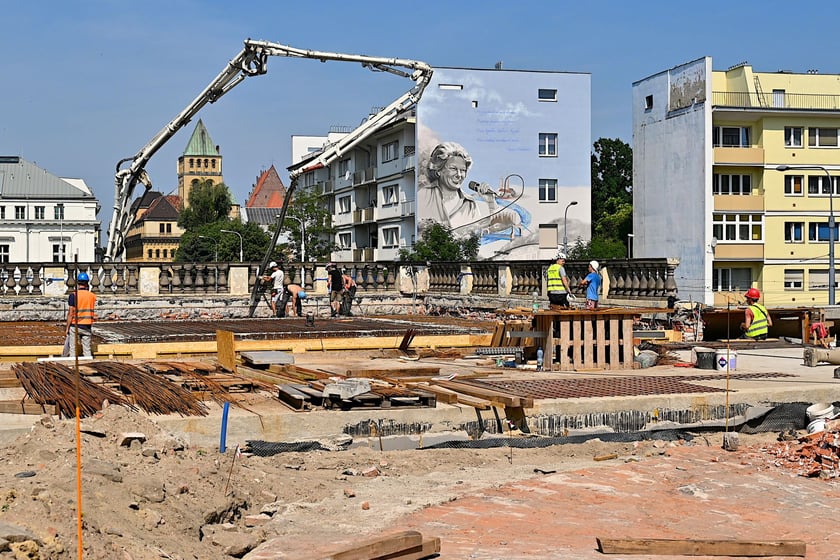 Na odtworzenie stropu pawilonu perystylowego zużyto 70 m3 betonu. Żelbetowa konstrukcja ważąca około 200 ton jest unikatowa z inżynieryjnego punktu widzenia.