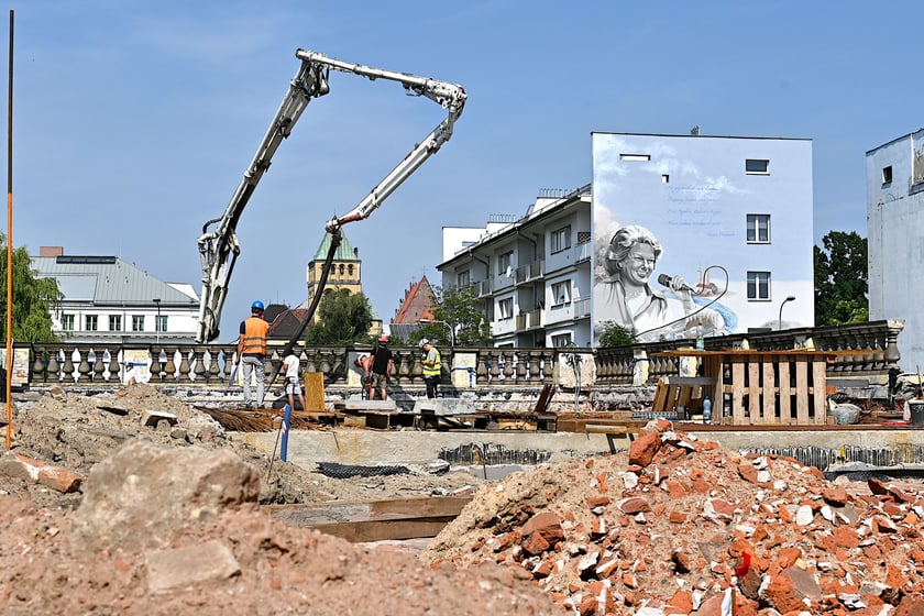 Na odtworzenie stropu pawilonu perystylowego zużyto 70 m3 betonu. Żelbetowa konstrukcja ważąca około 200 ton jest unikatowa z inżynieryjnego punktu widzenia.