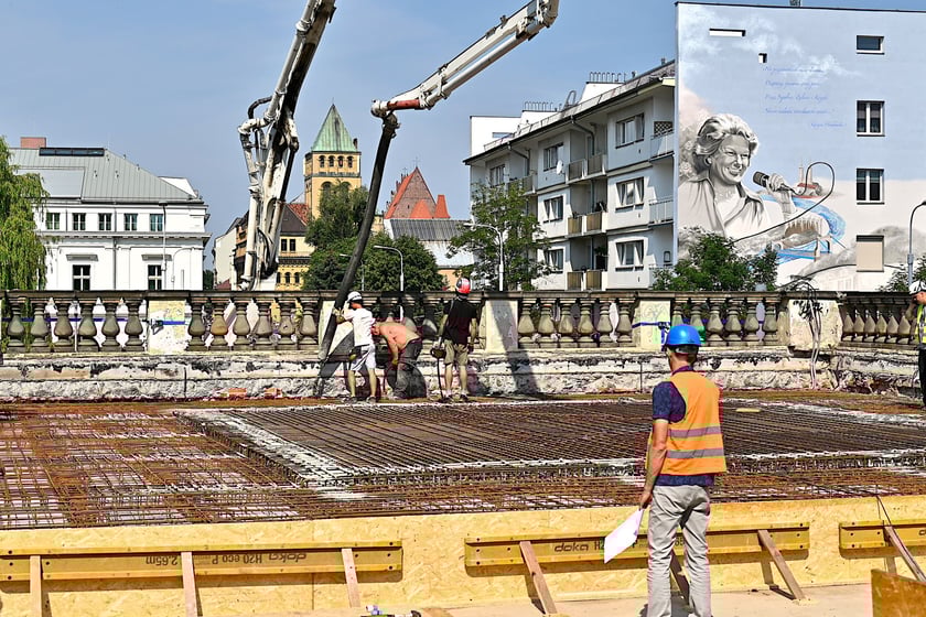 Na odtworzenie stropu pawilonu perystylowego zużyto 70 m3 betonu. Żelbetowa konstrukcja ważąca około 200 ton jest unikatowa z inżynieryjnego punktu widzenia.