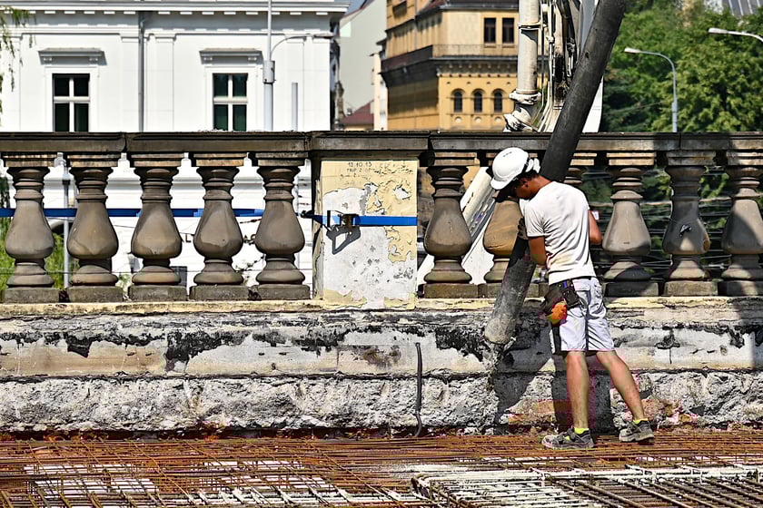Na odtworzenie stropu pawilonu perystylowego zużyto 70 m3 betonu. Żelbetowa konstrukcja ważąca około 200 ton jest unikatowa z inżynieryjnego punktu widzenia.