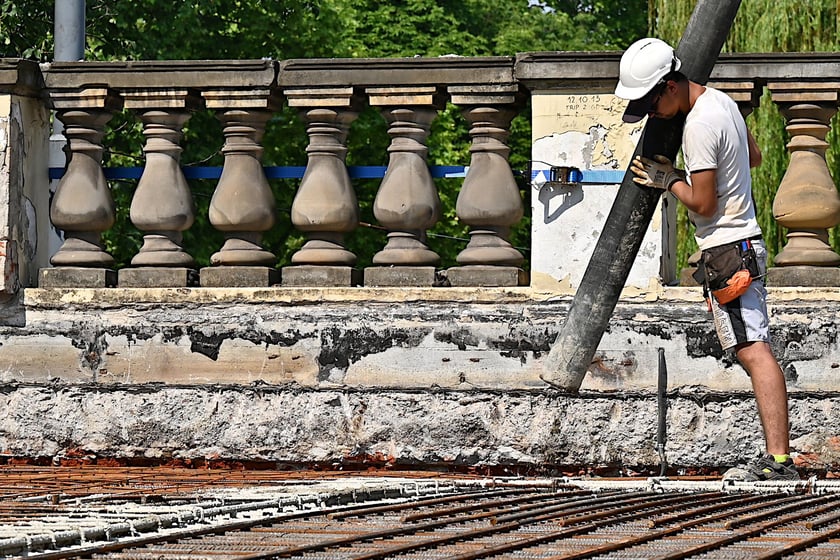 Na odtworzenie stropu pawilonu perystylowego zużyto 70 m3 betonu. Żelbetowa konstrukcja ważąca około 200 ton jest unikatowa z inżynieryjnego punktu widzenia.