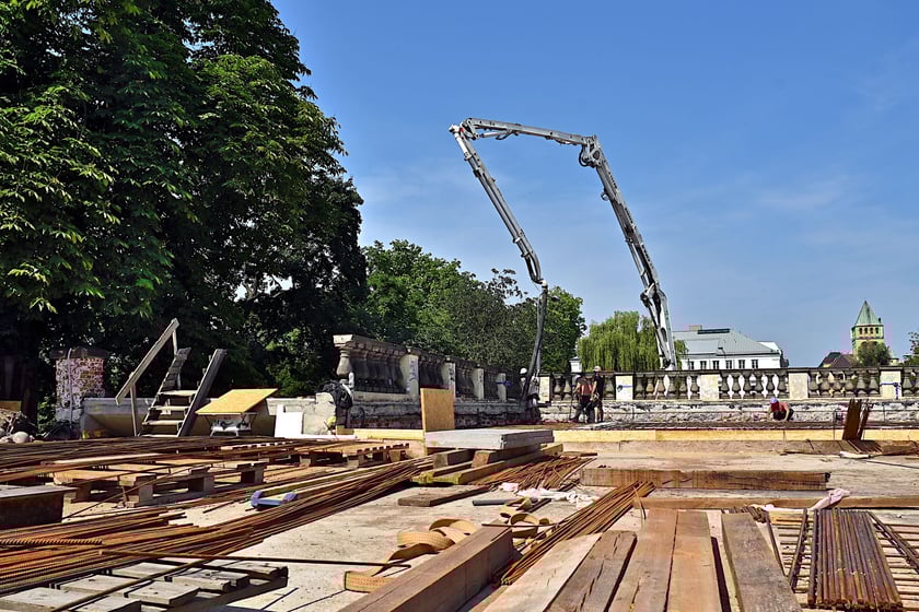 Na odtworzenie stropu pawilonu perystylowego zużyto 70 m3 betonu. Żelbetowa konstrukcja ważąca około 200 ton jest unikatowa z inżynieryjnego punktu widzenia.