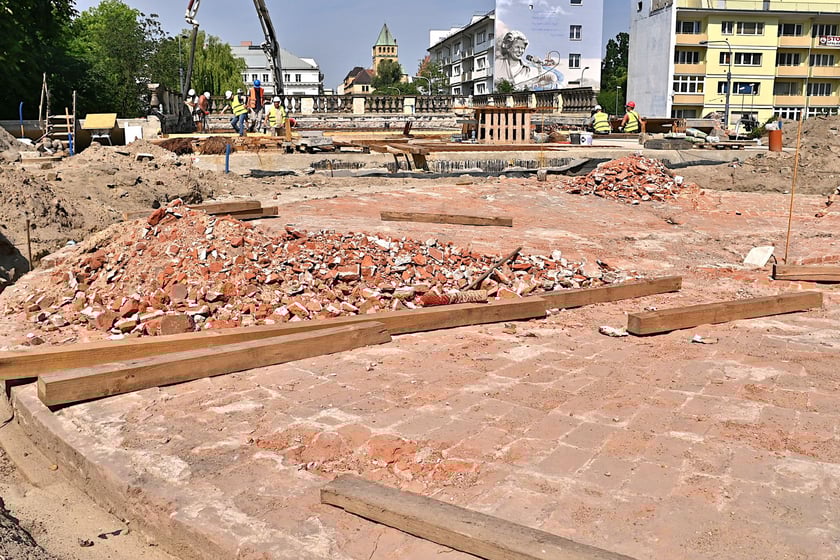 Po starej fontannie pozostał jedynie fundament. Zostanie ona jednak odtworzona. Już w porzyszłym tygodniu ekipa budowlana zacznie montować instalację wodną - rurarz.&nbsp;