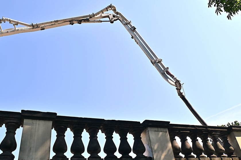 Na odtworzenie stropu pawilonu perystylowego zużyto 70 m3 betonu. Żelbetowa konstrukcja ważąca około 200 ton jest unikatowa z inżynieryjnego punktu widzenia.