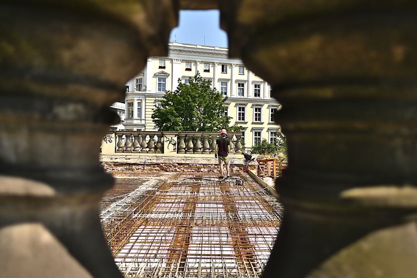 Na odtworzenie stropu pawilonu perystylowego zużyto 70 m3 betonu. Żelbetowa konstrukcja ważąca około 200 ton jest unikatowa z inżynieryjnego punktu widzenia.