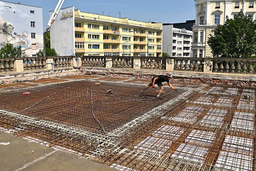 Na odtworzenie stropu pawilonu perystylowego zużyto 70 m3 betonu. Żelbetowa konstrukcja ważąca około 200 ton jest unikatowa z inżynieryjnego punktu widzenia.