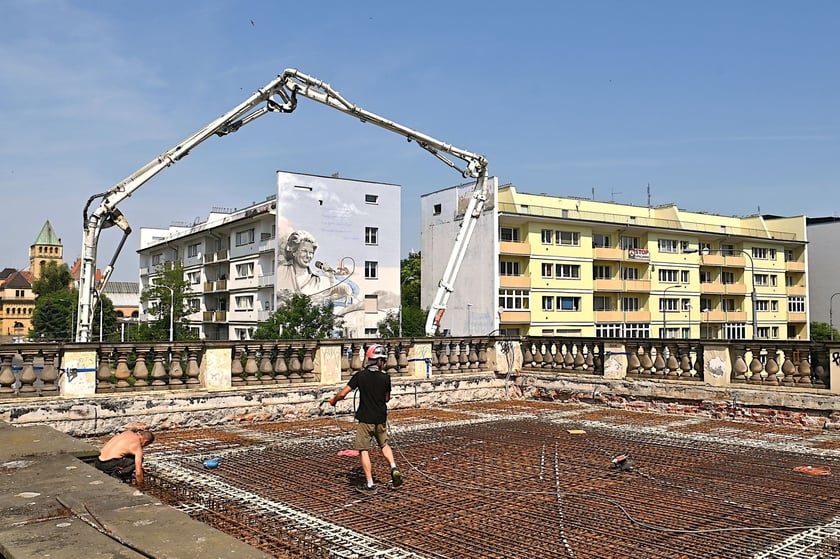 Na odtworzenie stropu pawilonu perystylowego zużyto 70 m3 betonu. Żelbetowa konstrukcja ważąca około 200 ton jest unikatowa z inżynieryjnego punktu widzenia.