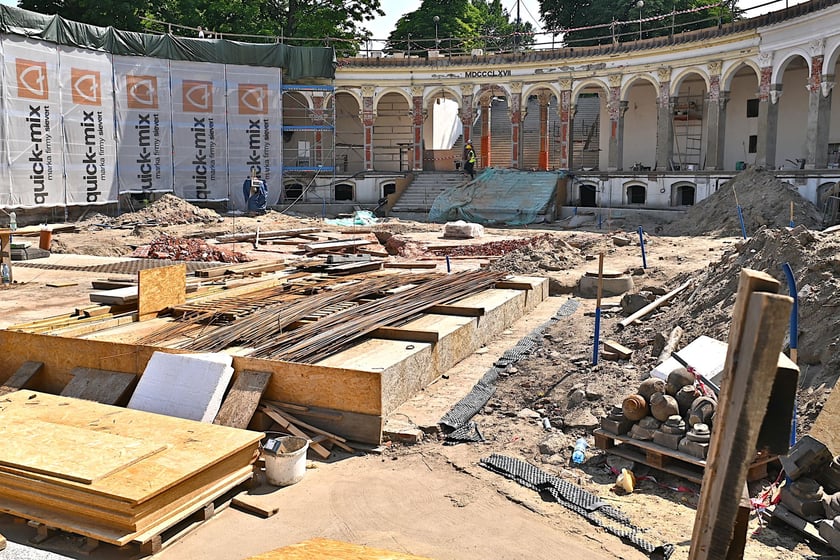 Na odtworzenie stropu pawilonu perystylowego zużyto 70 m3 betonu. Żelbetowa konstrukcja ważąca około 200 ton jest unikatowa z inżynieryjnego punktu widzenia.