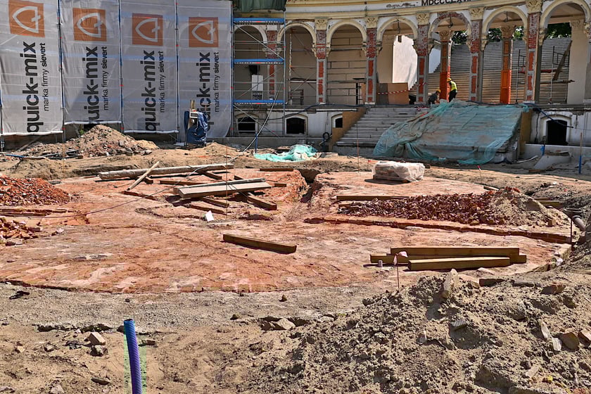 Po starej fontannie pozostał jedynie fundament. Zostanie ona jednak odtworzona. Już w porzyszłym tygodniu ekipa budowlana zacznie montować instalację wodną - rurarz.&nbsp;