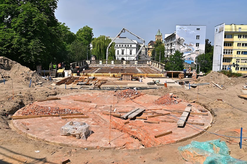 Fundament dawnej fontanny został zachowany i na nim powstanie nowa. Niebawem ekipa zacznie montować instalację wodną.