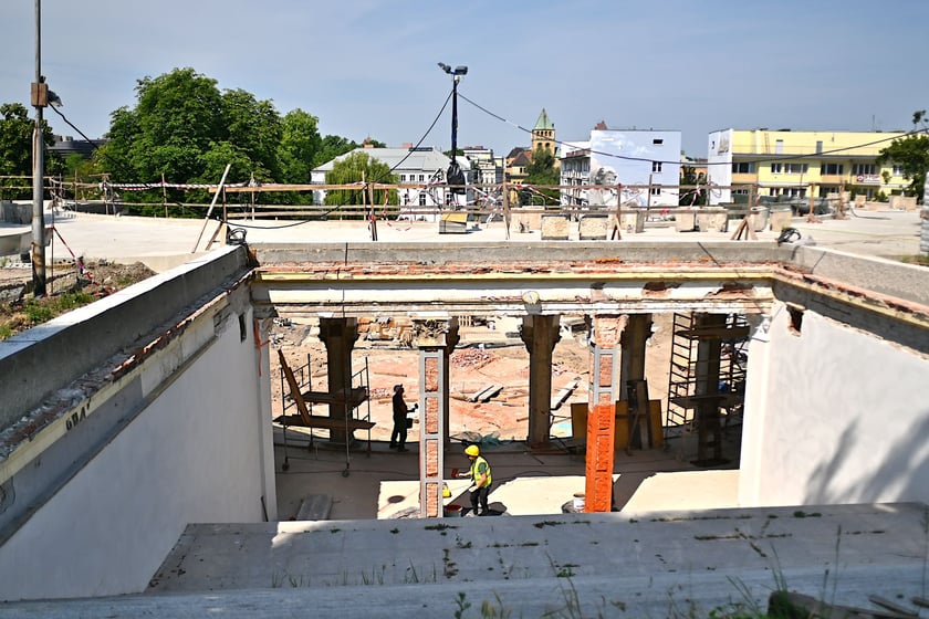 Na odtworzenie stropu pawilonu perystylowego zużyto 70 m3 betonu. Żelbetowa konstrukcja ważąca około 200 ton jest unikatowa z inżynieryjnego punktu widzenia.