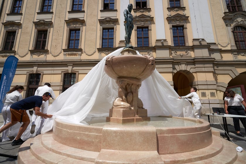 Odsłonięcie fontanny Szermierz po renowacji na pl. Uniwersyteckim we Wrocławiu