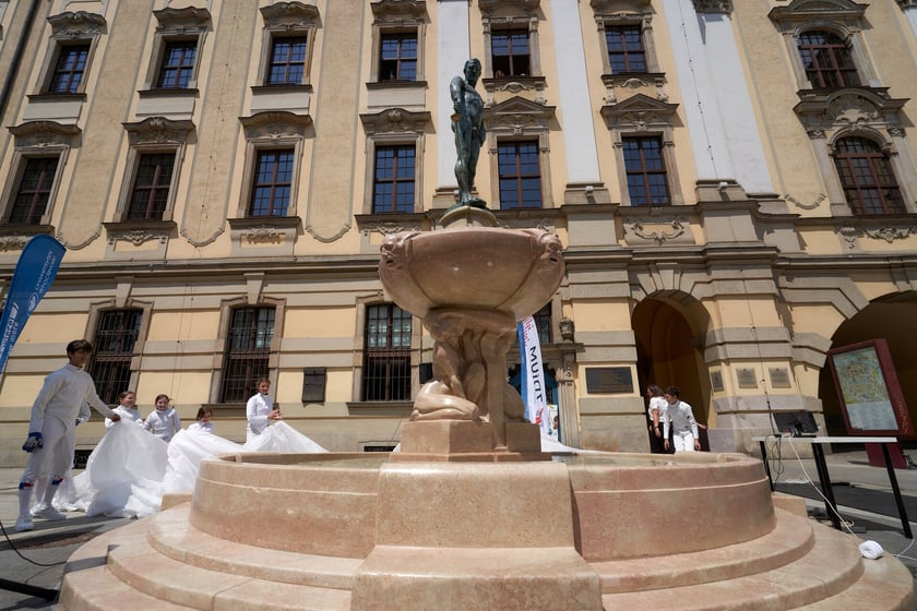 Odsłonięcie fontanny Szermierz po renowacji na pl. Uniwersyteckim we Wrocławiu