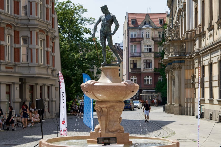 Odsłonięcie fontanny Szermierz po renowacji na pl. Uniwersyteckim we Wrocławiu