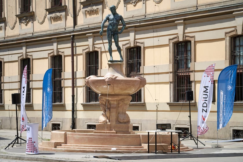 Odsłonięcie fontanny Szermierz po renowacji na pl. Uniwersyteckim we Wrocławiu