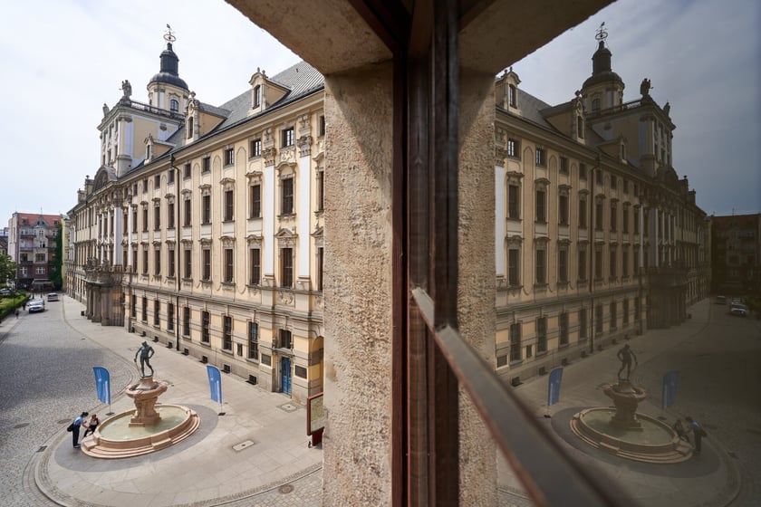 Odsłonięcie fontanny Szermierz po renowacji na pl. Uniwersyteckim we Wrocławiu