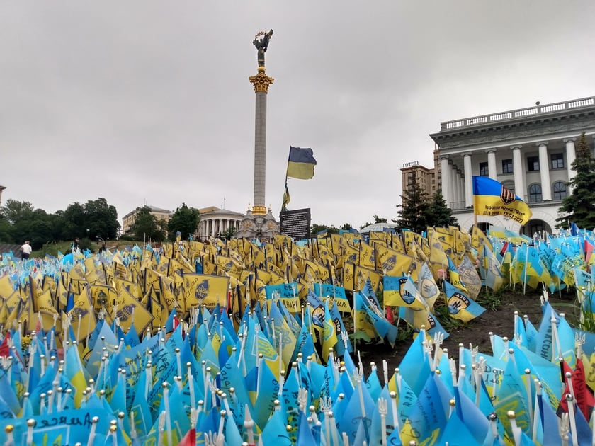 Setki ukraińskich flag na Majdanie Niezależności w centrum Kijowa
