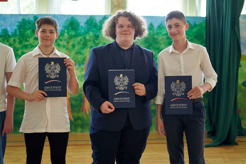 Uroczyste rozdanie dyplomów i statuetek dla klas ósmych w Sportowej Szkole Podstawowej nr 72 we Wrocławiu