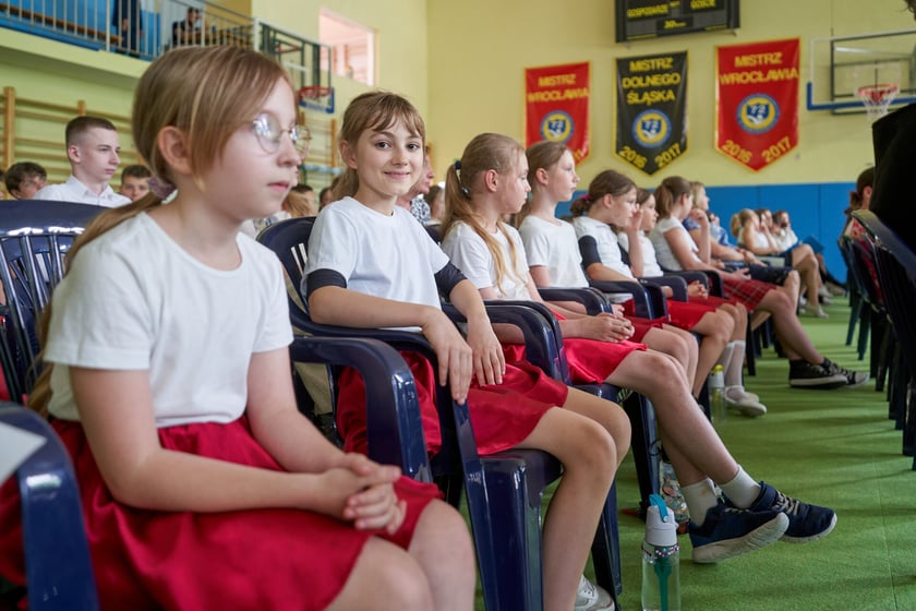 Uroczyste rozdanie dyplomów i statuetek dla klas ósmych w Sportowej Szkole Podstawowej nr 72 we Wrocławiu