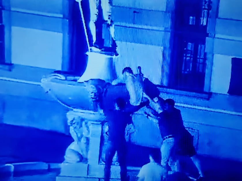 Mężczyzna kradnie szpadę Szermierza
