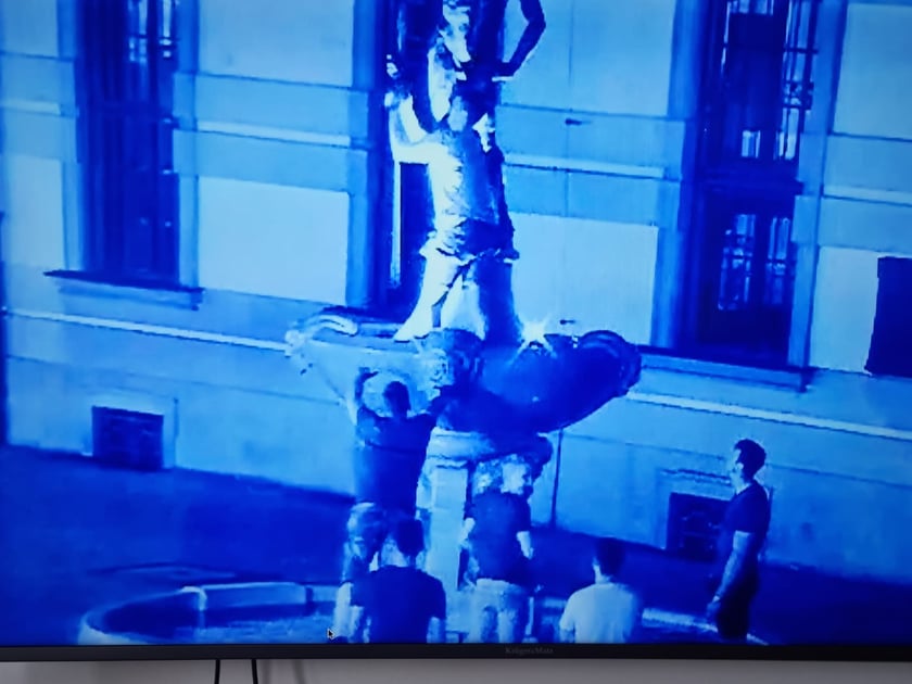 Mężczyzna kradnie szpadę Szermierza
