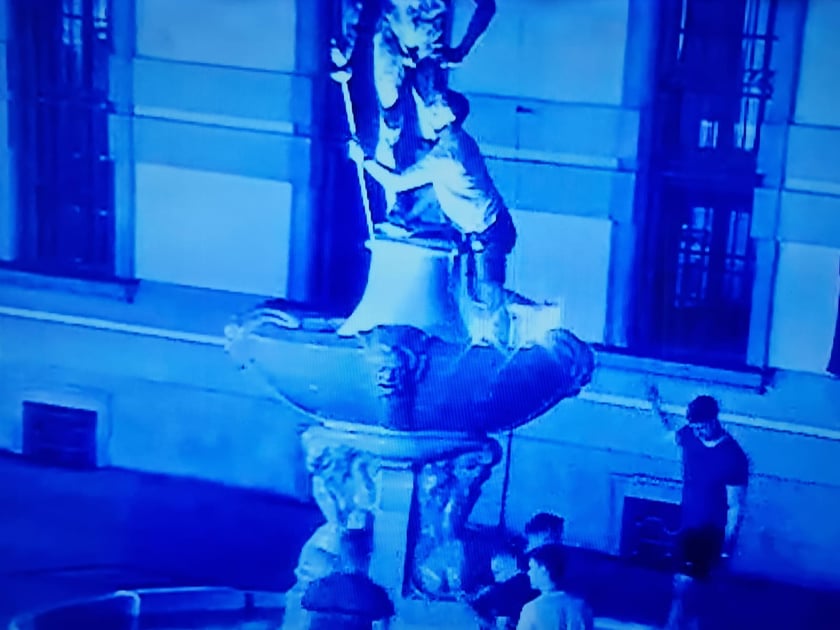 Mężczyzna kradnie szpadę Szermierza