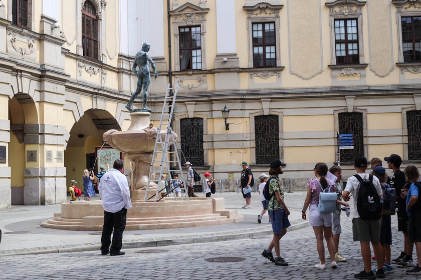 Pod fontanną Szermierz