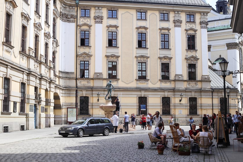 Pod fontanną Szermierz