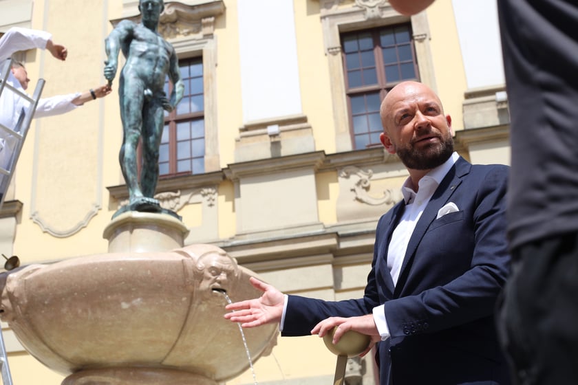 Pod fontanną Szermierz