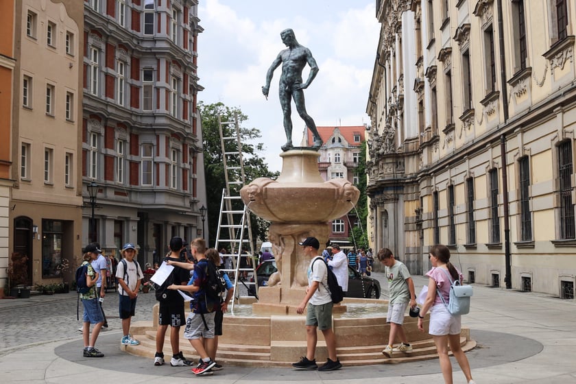 Pod fontanną Szermierz