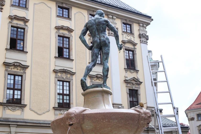 Pod fontanną Szermierz