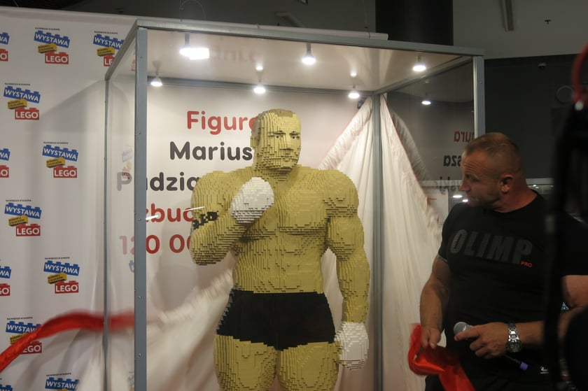 Mariusz Pudzianowski przygląda się figurze