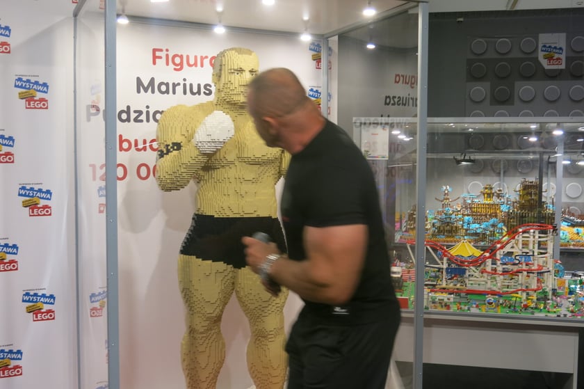 Mariusz Pudzianowski przygląda się figurze