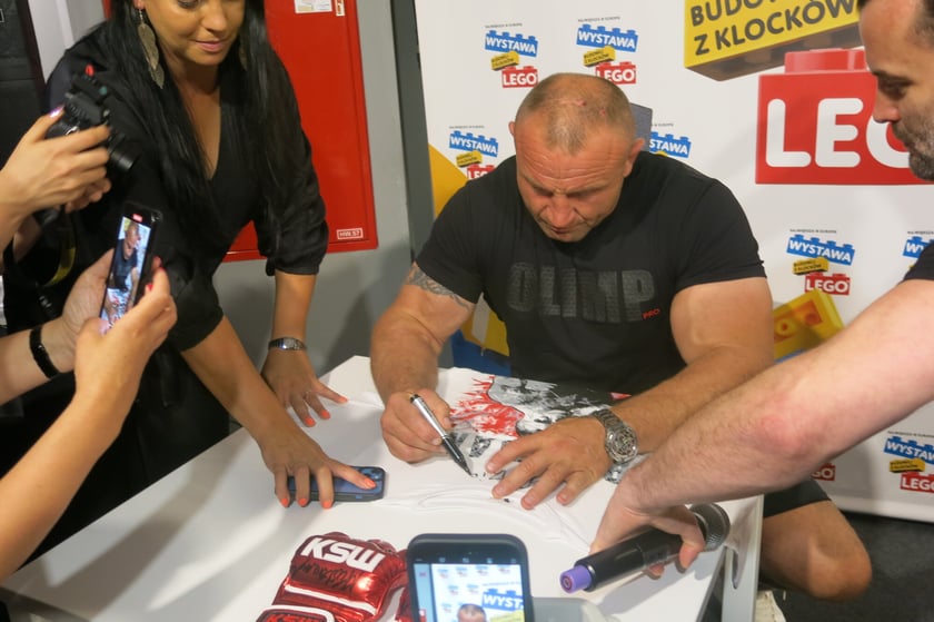 Mariusz Pudzianowski podpisuje swoją koszulkę