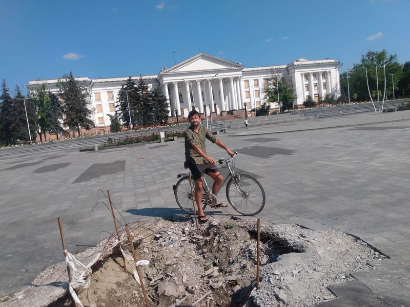 Podczas jazdy rowerem w Kramatorsku oglądam skutki wybuchu rosyjskiej rakiety na centralnym placu miasta.