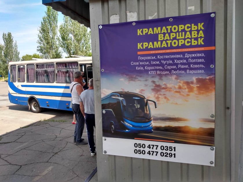 Tablica informacyjna o odjazdach autobusów do Warszawy na dworcu w Kramatorsku.