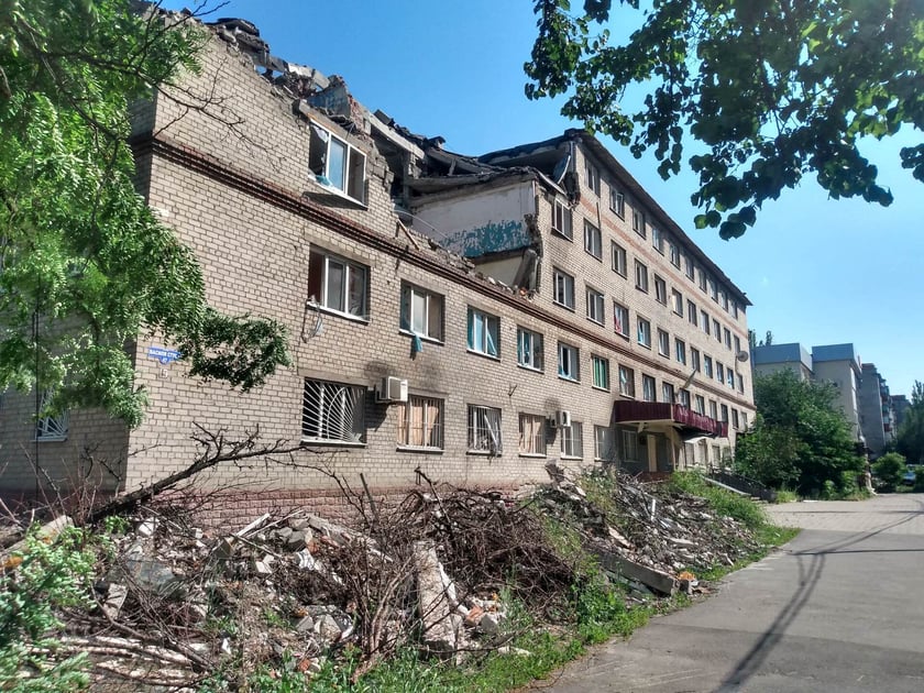 Zniszczona szkoła w centrum.