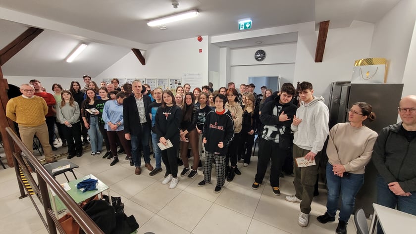 Młodzież na strzelnicy LOK we Wrocławiu