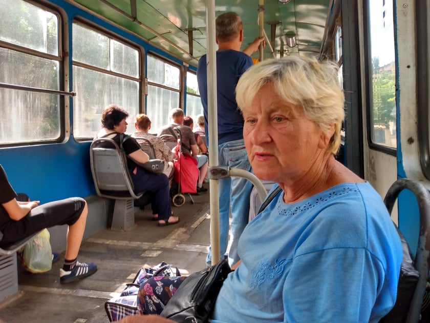 Olga, jedna z mieszkanek miasta opowiada o problemach miasta siedząc w tramwaju