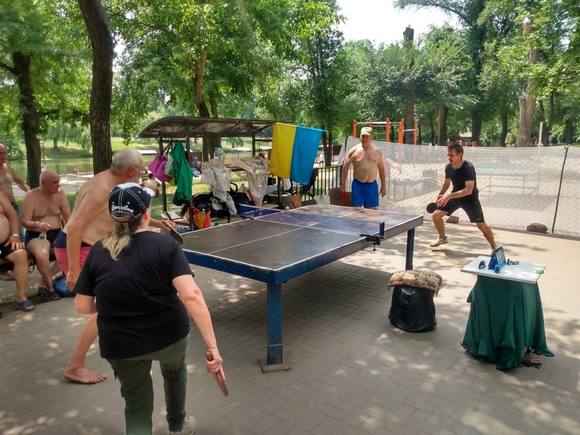 Turniej ping ponga w parku w centrum Krzywego Rogu