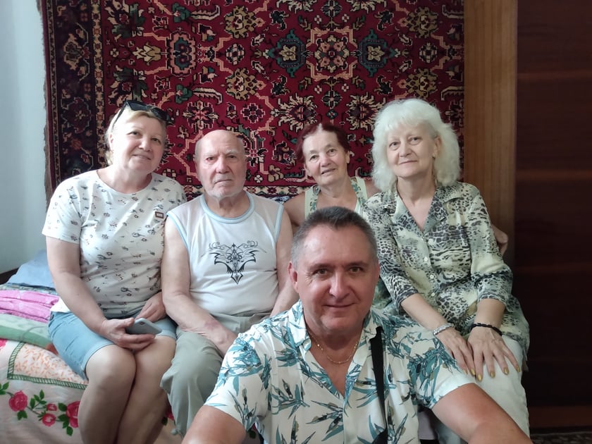 W domu u rodziców Ludmiły. Od lewej siostra Lena, tato Witalij, mama Lilia, Ludmiła, z przodu Ralif mąż siostry.