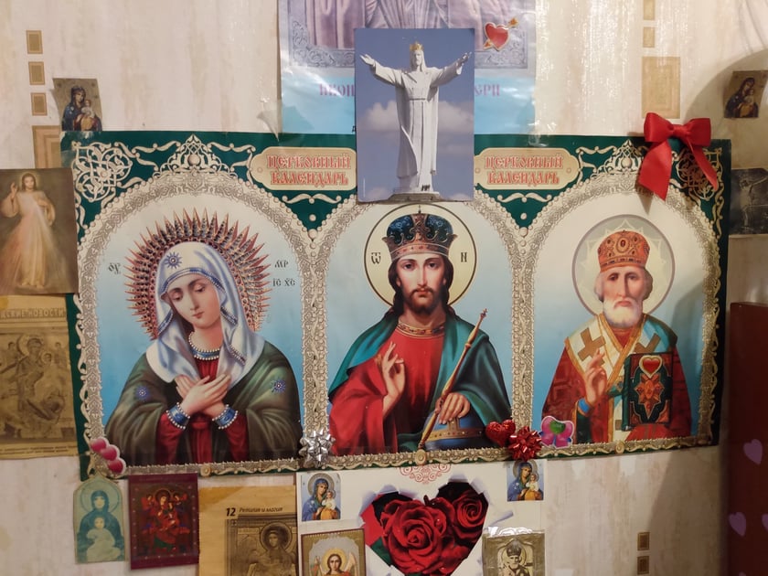 Obrazki świętych na ikonach w domu Ludmiły, a wśród nich kartka z Jezusem że Swiebodzina